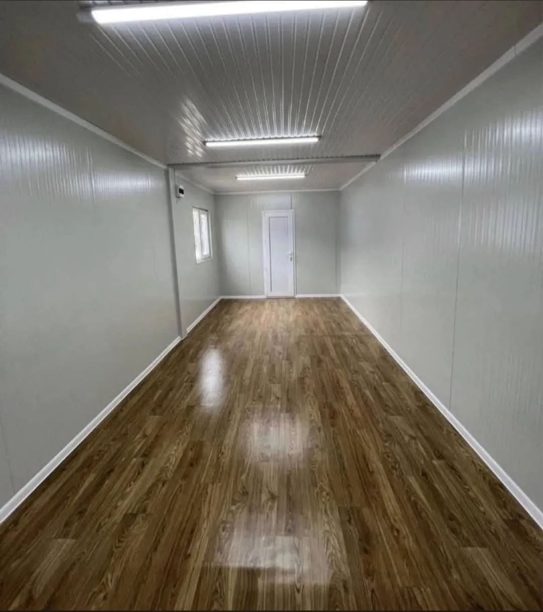 Interior de container cu parchet laminat și iluminat